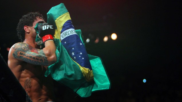 O brasileiro Thiago Tavareis comemora a vitória contra o norte-americano Spencer Fisher, durante o UFC Rio de Janeiro