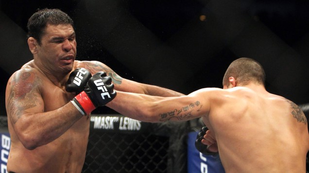 Antonio "Minotauro" Nogueira luta contra o norte-americano Brandan Schaub. O brasileiro ganhou a luta e comemorou o seu retorno ao UFC