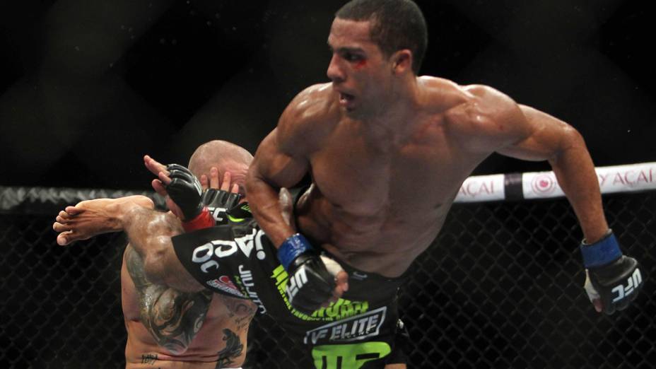 O brasileiro Edson Barboza aplica chute no britânico Ross Pearson, durante o UFC Rio de Janeiro