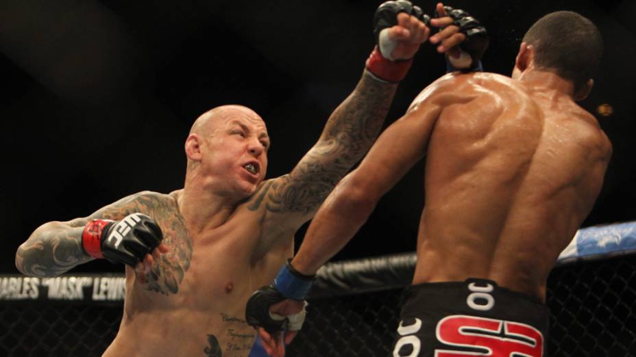 Ross Pearson tenta acertar o brasileiro Edson Barboza, durante o UFC Rio de Janeiro