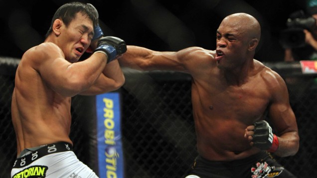 O campeão de peso médio, Anderson Silva, acerta o japonês Yushin Okami, durante o UFC Rio de Janeiro