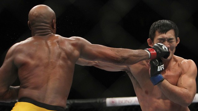 O campeão de peso médio, Anderson Silva, acerta o japonês Yushin Okami, durante o UFC Rio de Janeiro