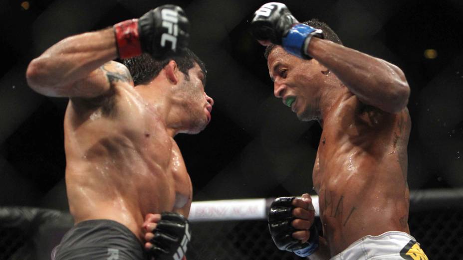 Os lutadores brasileiros Raphael Assunção e Johnny Eduardo, durante o UFC Rio de Janeiro