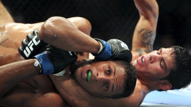 Os lutadores brasileiros Raphael Assunção e Johnny Eduardo, durante o UFC Rio de Janeiro