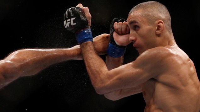 O britânico Terry Etim é chutado pelo brasileiro Edson Barboza, num dos mais espetaculares nocautes já vistos no MMA, no UFC Rio 2012