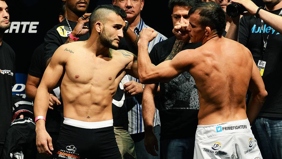 Os brasileiros John Lineke e José Maria Sem Chance se encaram na pesagem do UFC Rio 4