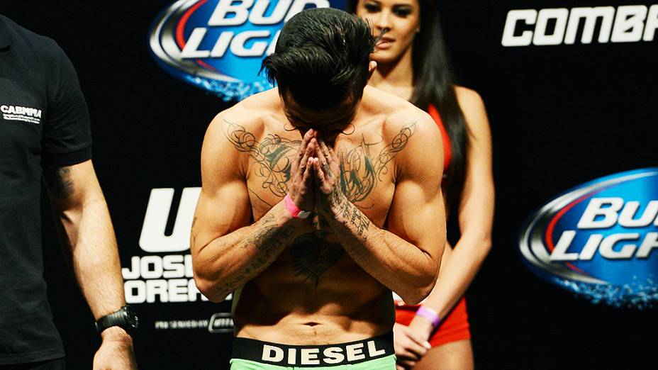 Amerciano Ian McCall durante a pesagem do UFC Rio 4