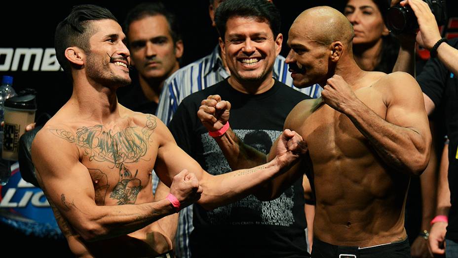 Brasileiro Iliarde Santos usa bigode postiço para encarar Ian McCall em encarada na pesagem do UFC Rio 4