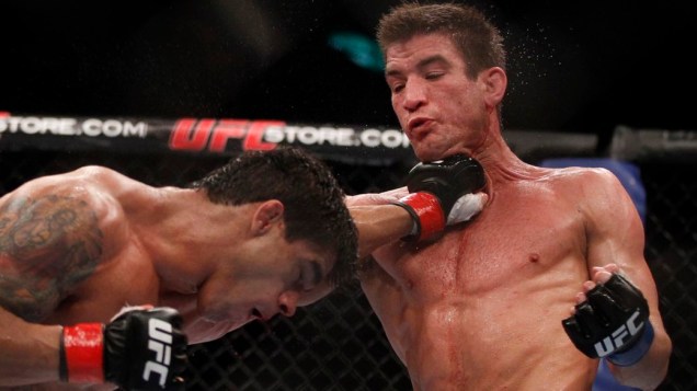  <br><br>  Thiago Tavares golpeia o canadense Sam Stout no UFC Rio 2012