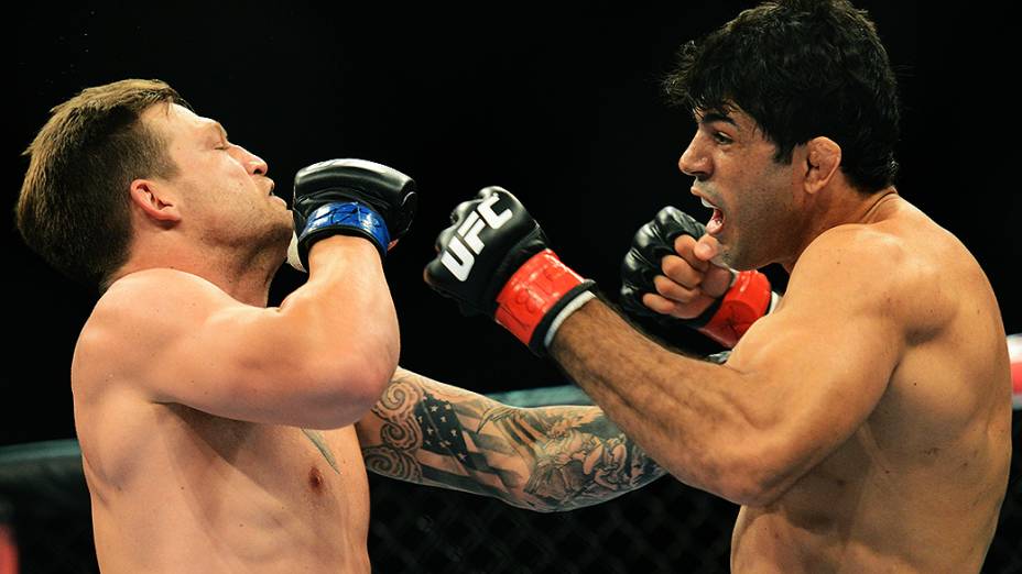  O brasileiro Viscardi Andrade vence a luta contra Bristol Marunde (EUA), no Ultimate Fighting que volta ao Rio de Janeiro (RJ), para o evento UFC 163, ou simplesmente UFC Rio 4