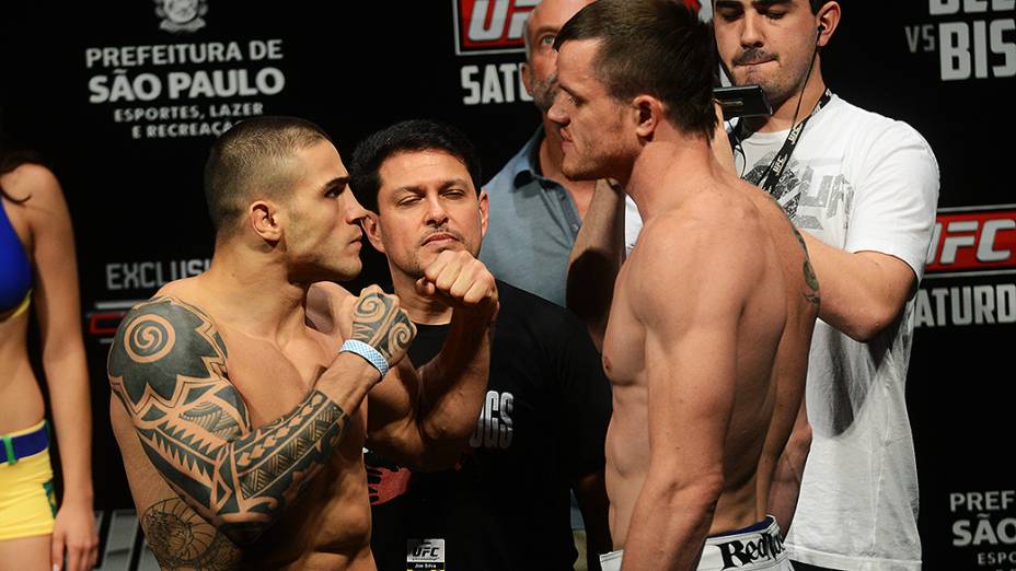 Daniel Sarafian e CB Dollaway durante pesagem do UFC São Paulo, no Ginásio do Ibirapuera