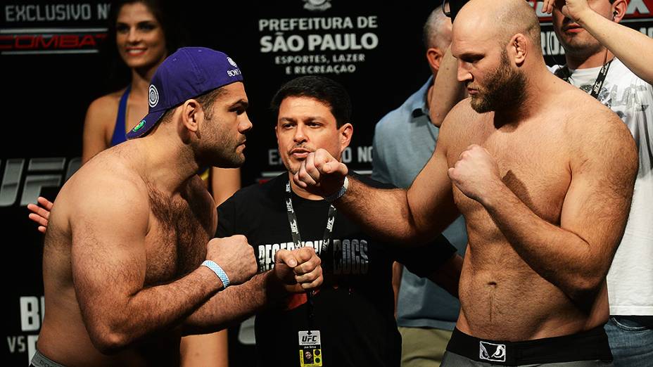 Gabriel Napão e Ben Rothwell durante pesagem do UFC São Paulo, no Ginásio do Ibirapuera