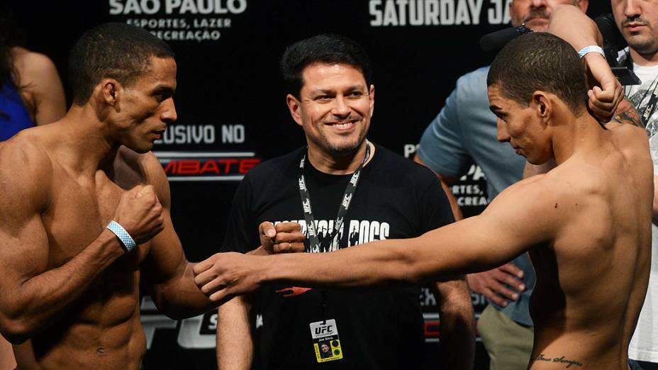 Edson Barboza e Lucas "Mineiro" Martins durante pesagem do UFC São Paulo, no Ginásio do Ibirapuera