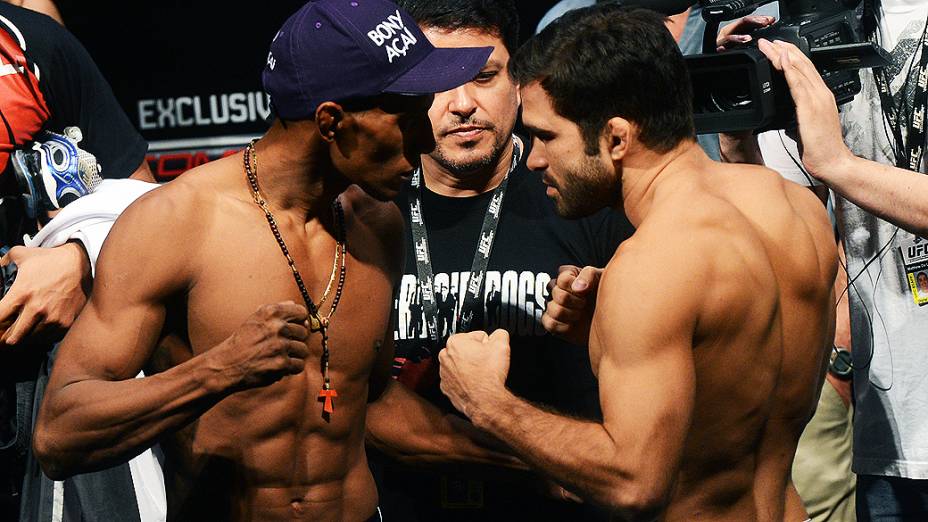 Iuri Marajó e Pedro Nobre durante pesagem do UFC São Paulo, no Ginásio do Ibirapuera