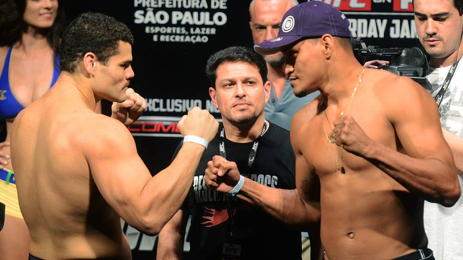 Wagner Caldeirão e Ildemar Marajó durante pesagem do UFC São Paulo, no Ginásio do Ibirapuera