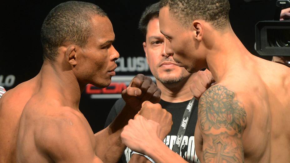 Francisco Massaranduba e C.J. Keith durante pesagem do UFC São Paulo, no Ginásio do Ibirapuera