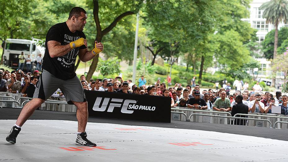 Gabriel Napão durante treino livre do UFC, em São Paulo