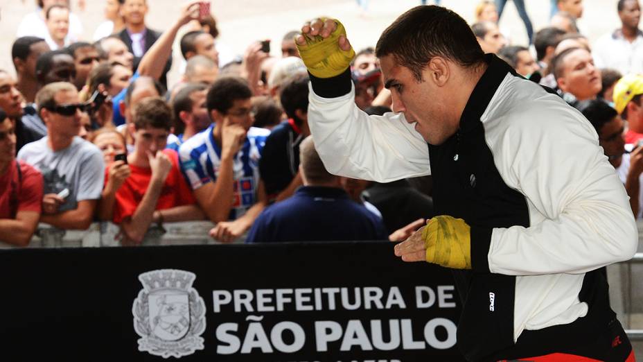 Daniel Sarafian faz aquecimento em treino aberto para o UFC SP no Vale do Anhangabaú, na manhã desta quarta-feira (16)