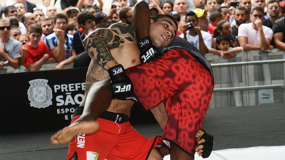 Daniel Sarafian faz aquecimento em treino aberto para o UFC SP no Vale do Anhangabaú, na manhã desta quarta-feira (16)