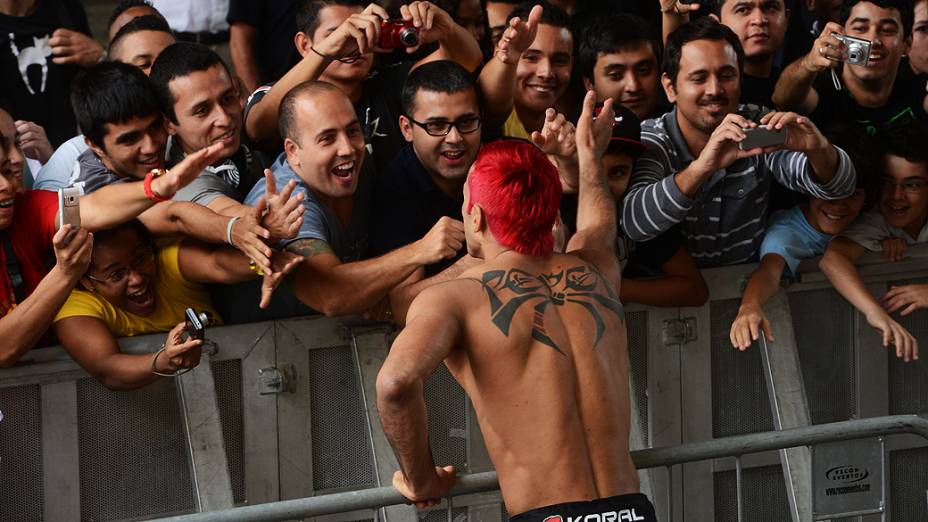 Godofredo Pepey cumprimenta torcedores presentes no treino aberto do UFC SP no Vale do Anhangabaú em São Paulo, na manhã desta quarta-feira (16)