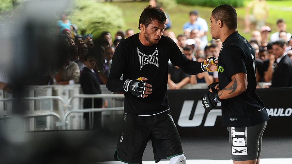 O lutador Milton Vieira faz aquecimento durante treino aberto do UFC SP, no Vale do Anhangabaú em São Paulo, na manhã desta quarta-feira (16)