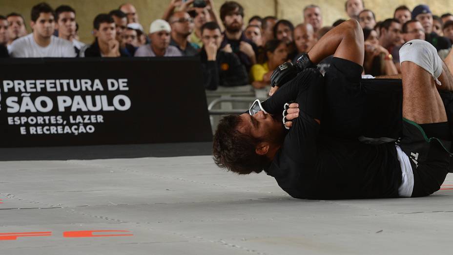 O lutador Milton Vieira faz aquecimento durante treino aberto do UFC SP, no Vale do Anhangabaú em São Paulo, na manhã desta quarta-feira (16)