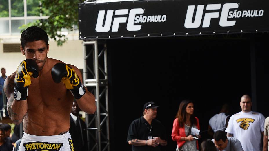 Thiago Tavares faz aquecimento durante treino aberto do UFC SP, no Vale do Anhangabaú em São Paulo, na manhã desta quarta-feira (16)