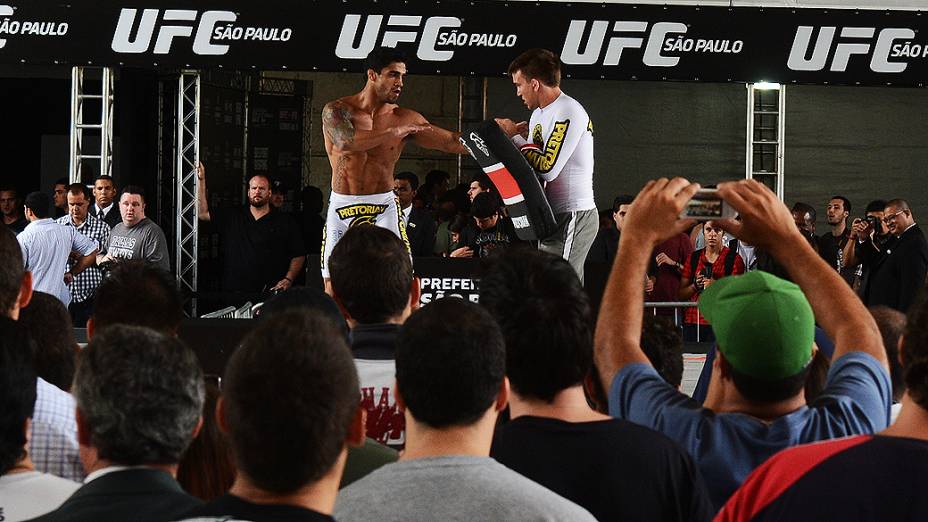 Thiago Tavares faz aquecimento durante treino aberto do UFC SP, no Vale do Anhangabaú em São Paulo, na manhã desta quarta-feira (16)