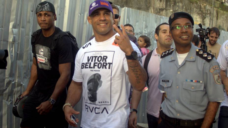 Vitor Belfort caminha pelas ruas do Cantagalo e recebe o carinho dos fãs