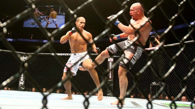 Luta entre Junior Cigano e Shane Carwin no UFC 131
