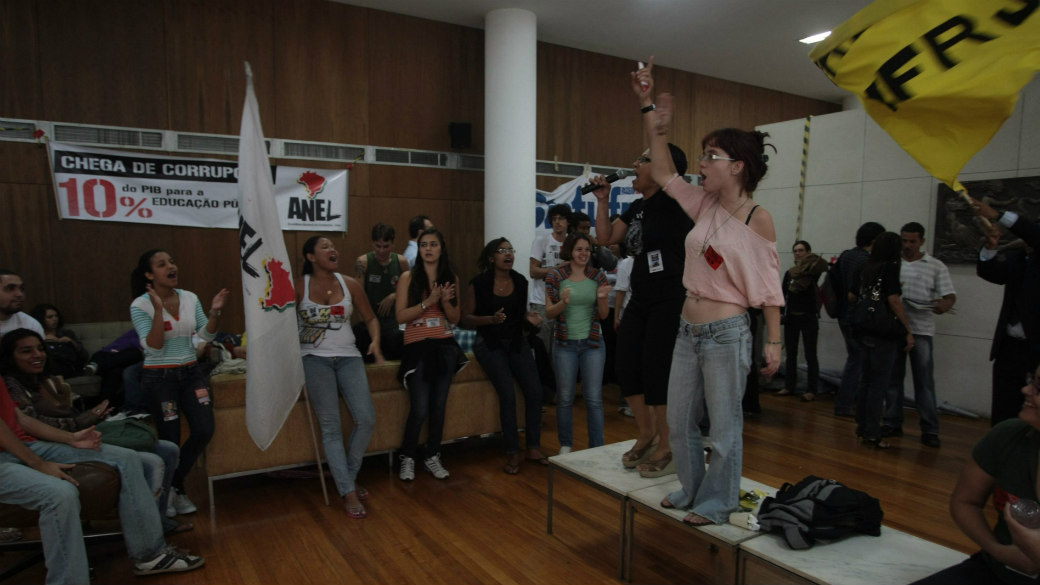 Estudantes ocupam a reitoria da UFRJ: protesto contra o corte de ponto dos servidores em greve