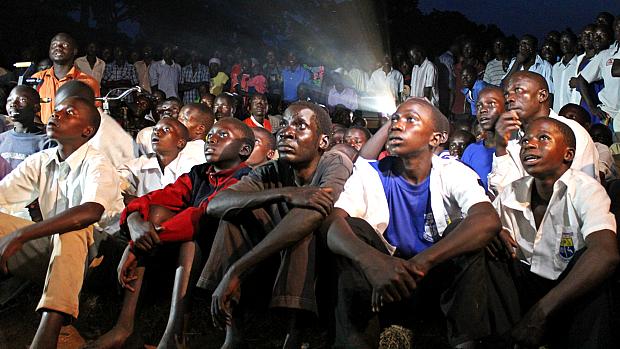 Ugandenses assistem ao documentário 'Kony 2012'