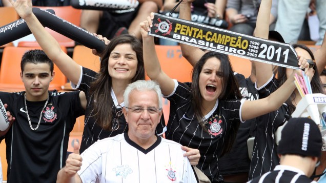 Torcedores do Corinthians chegam ao estádio do Pacaembu, em São Paulo - 04/12/2011