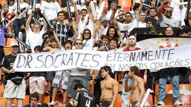 Torcedores do Corinthians homenageiam o ex-jogador Sócrates, falecido na madrugada de hoje, em São Paulo - 04/12/2011