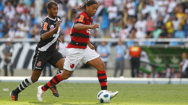Gilmar e Ronaldinho disputam a bola, durante partida entre Vasco e Flamengo, pelo Campeonato Brasileiro - 04/12/2011