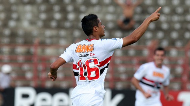 Cícero, volante do São Paulo, comemora gol contra o Santos, em partida pela última rodada do Campeonato Brasileiro - 04/12/2011<br>   