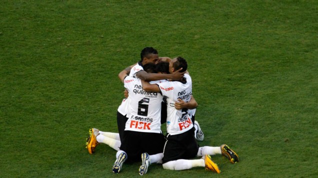 Jogadores do Corinthians comemoram o título de campeão brasileiro 2011, após partida contra o Palmeiras - 04/12/2011