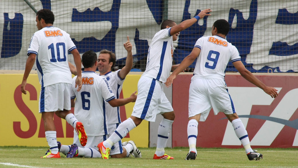 Roger Flores, do Cruzeiro, comemora gol contra o Atlético/MG, durante a última rodada do Campeonato Brasileiro - 04/12/2011