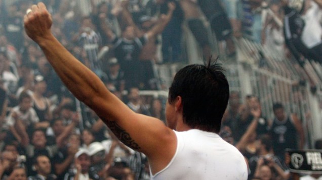 Willian, do Corinthians, comemora o título de campeão brasileiro 2011, após partida contra o Palmeiras - 04/12/2011