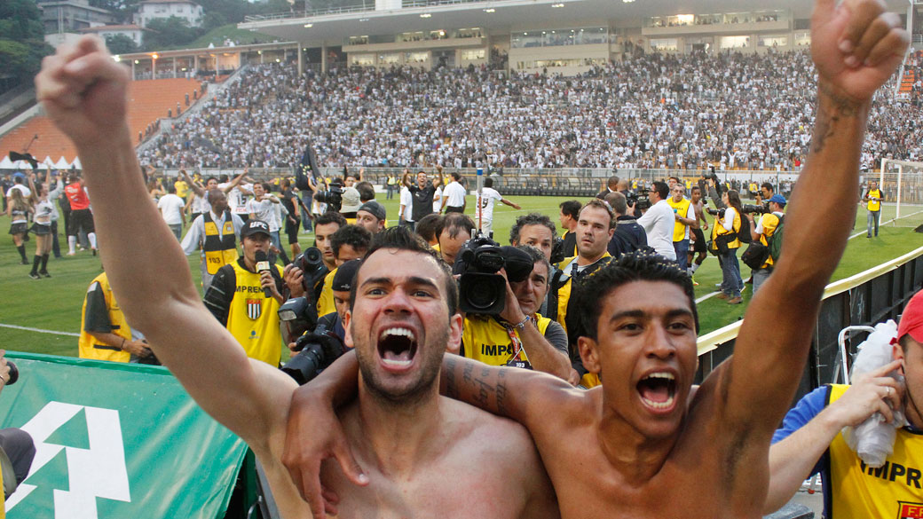 Jogadores do Corinthians comemoram o título de campeão brasileiro 2011, após partida contra o Palmeiras - 04/12/2011
