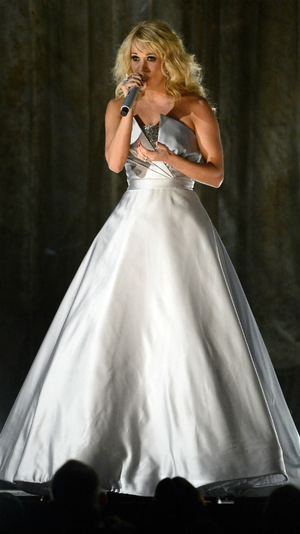 Carrie Underwood se apresenta no Grammy vestida de princesa da Disney