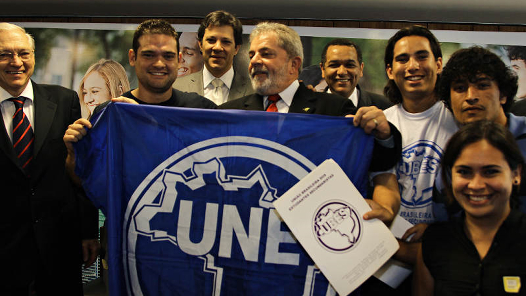 Presidente Lula e o presidente da UNE, Augusto Chagas, posam após cerimônia de anúncio das mudanças do Fies