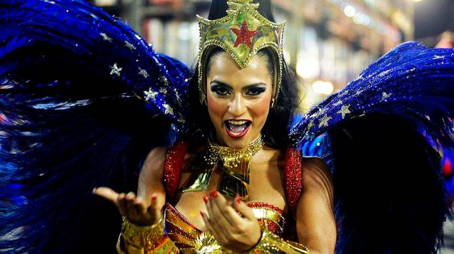A rainha de bateria Bruna Bruno durante o desfile da escola de samba União da Ilha do Governador pelo grupo especial, na Marquês de Sapucaí no Rio de Janeiro (RJ), nesta segunda-feira (3)