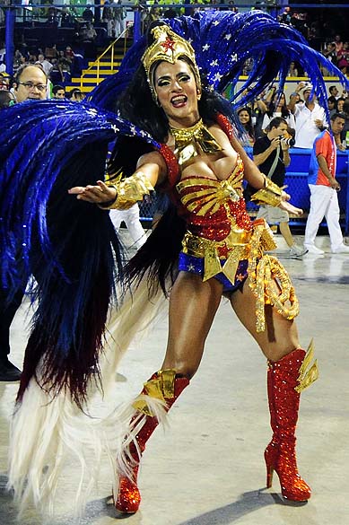 A rainha de bateria Bruna Bruno durante o desfile da escola de samba União da Ilha do Governador pelo grupo especial, na Marquês de Sapucaí no Rio de Janeiro (RJ), nesta segunda-feira (3)
