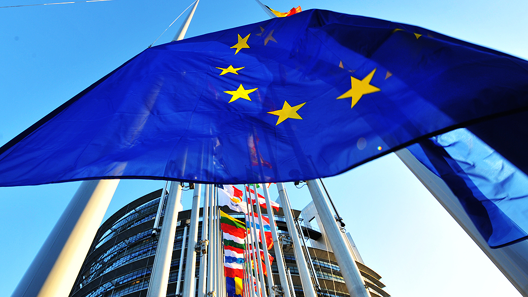 Bandeira da União Europeia na frente do Parlamento da cidade francesa de Estrasburgo; bloco ganha Prêmio Nobel da Paz