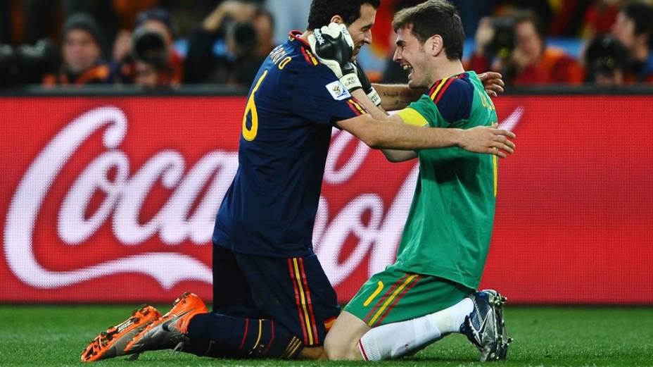 Rivais unidos na seleção espanhola: Busquets e Casillas