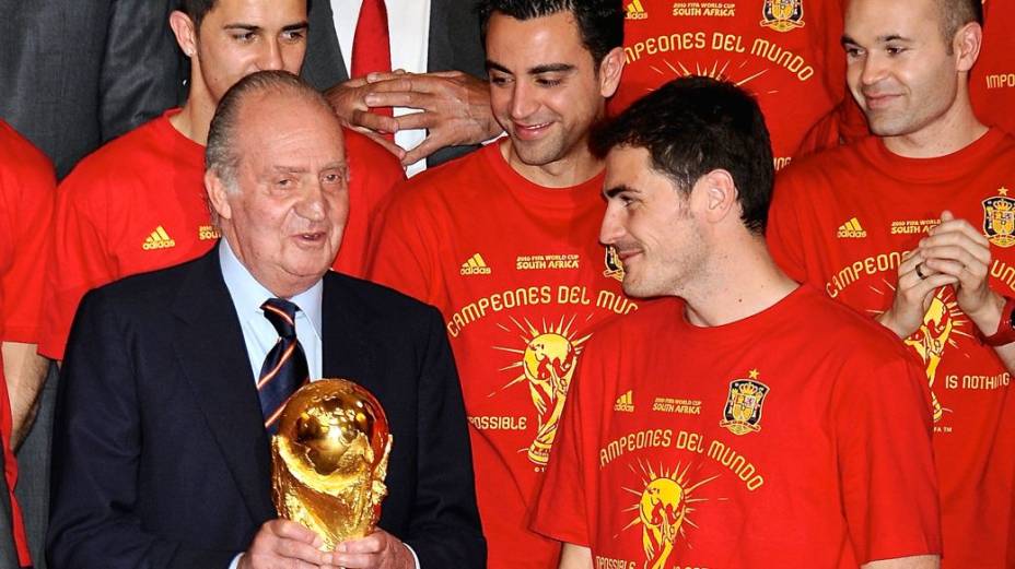 Rivais unidos na seleção espanhola: Xavi, Iniesta e Casillas com o rei Juan Carlos