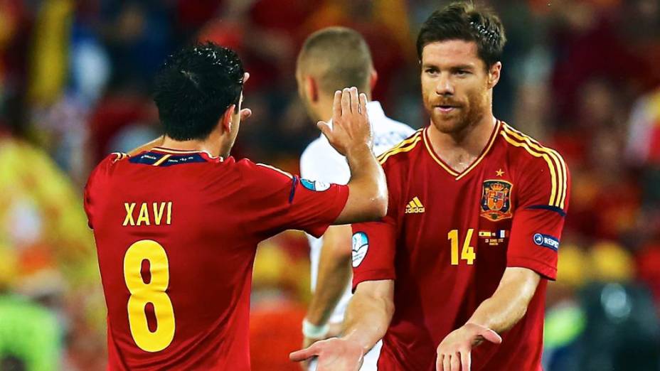 Rivais unidos na seleção espanhola: Xavi e Xabi