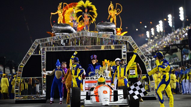 Comissão de frente da Unidos da Tijuca na Marquês de Sapucaí, encerrando os desfiles do grupo especial do Carnaval carioca com o enredo "Acelera Tijuca!", que homenageou Ayrton Senna