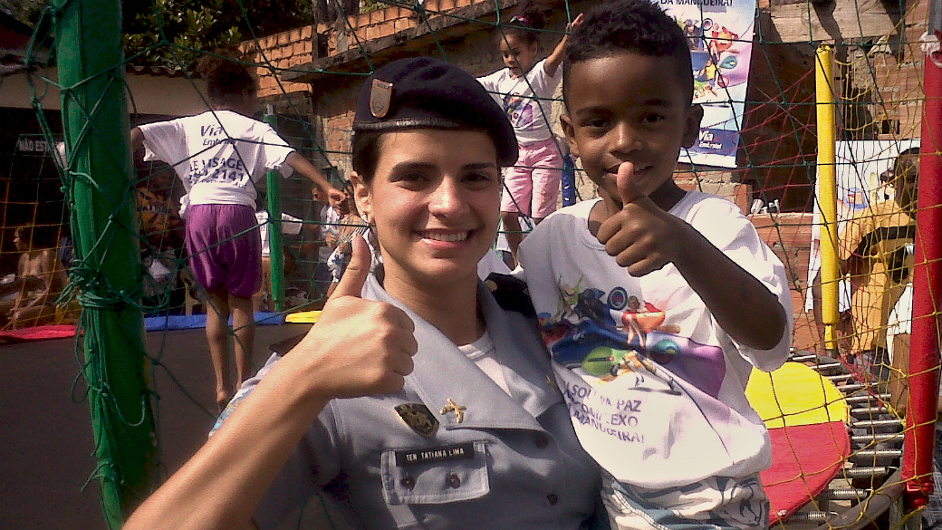Tatiana e as crianças na Mangueira: posto de comando aos 27 anos